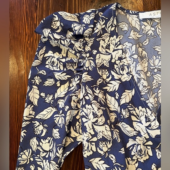 ASTR Floral Wrap Style Peplum Blue and White Blouse Top - Picture 5 of 9